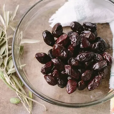 Illustration of black olives, canned