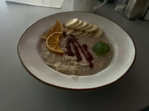 Oatmeal with Banana Milk and Berry Sauce, inspired by Я люблю тебя in Sochi, cooked by Ely