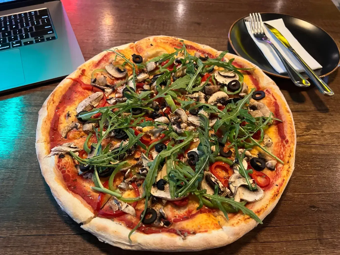 Arugula Mushroom Pizza, another view (2 of 3)